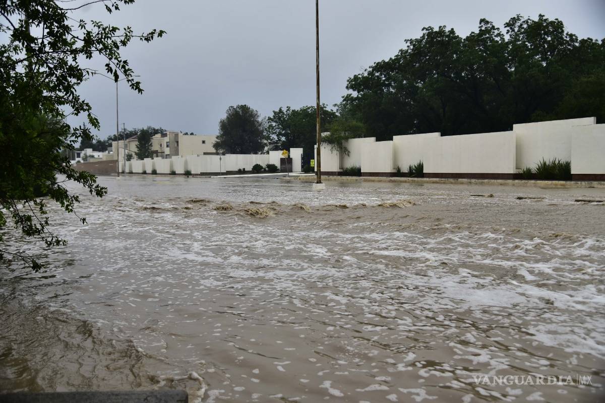 Despierta fuerte aguacero a saltillenses; provoca complicaciones