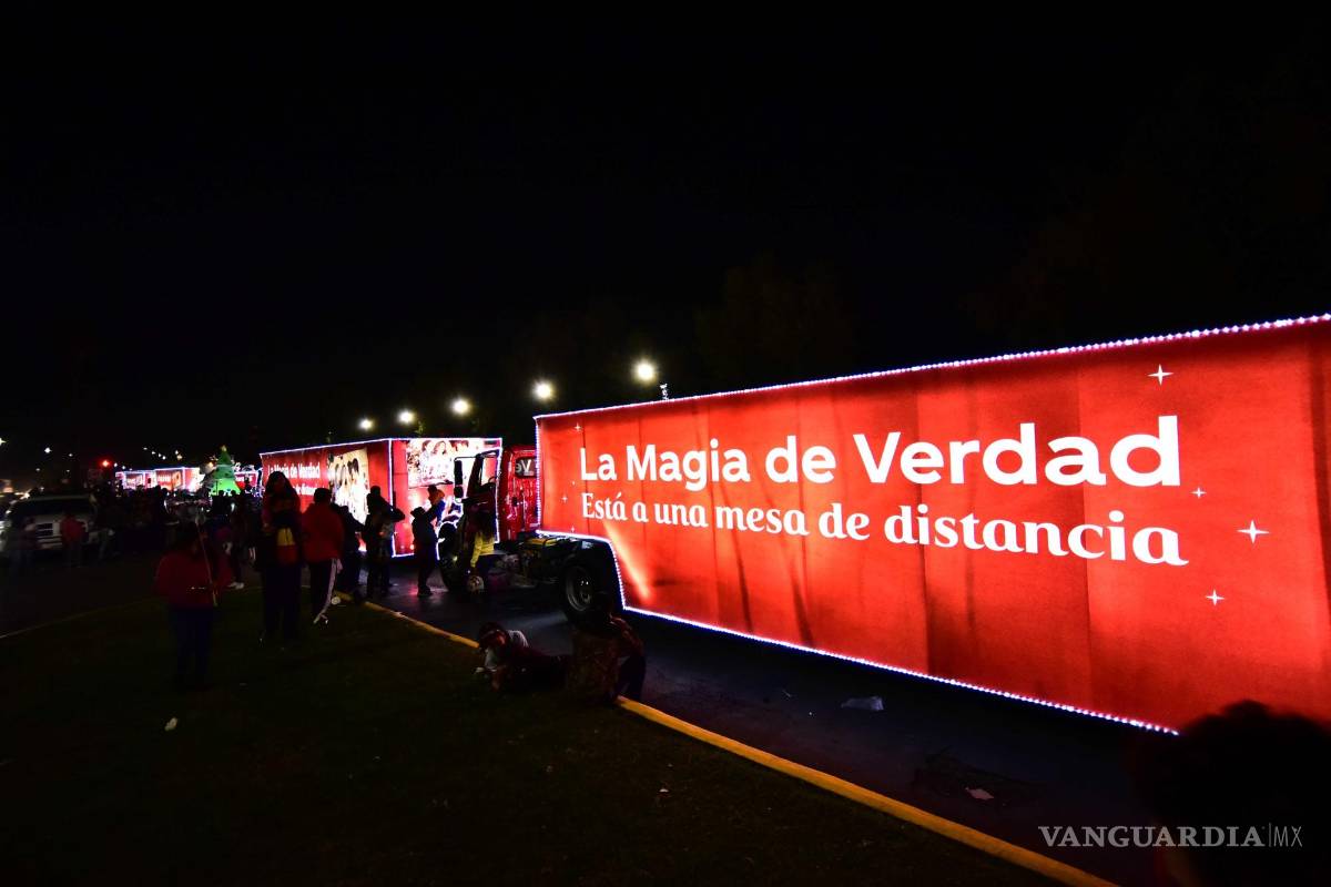 Con desfile, así llegó la Navidad a Saltillo; familias disfrutaron encendido del pino