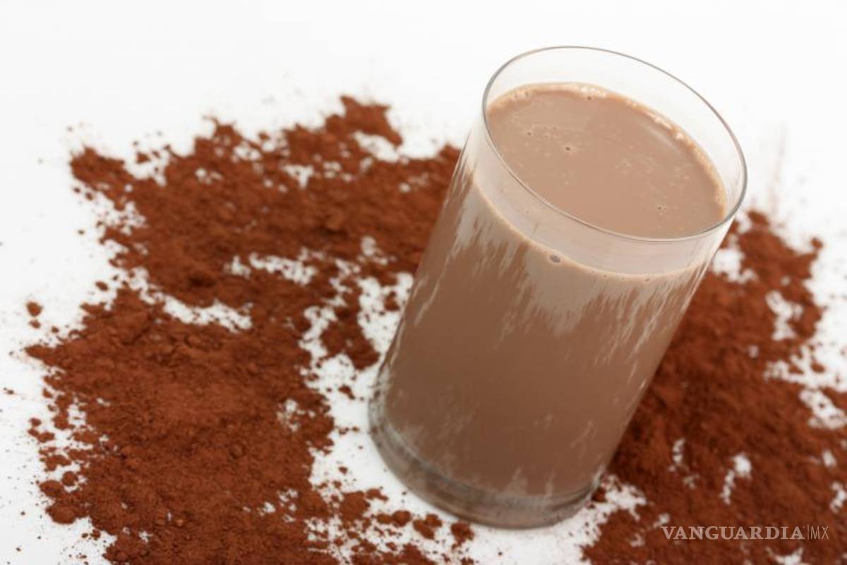 La leche con chocolate viene de vacas color café, asegura el 7% de adultos en EU