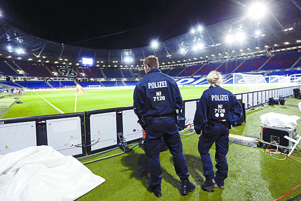 Angela Merkel regresa a Berlín tras alerta en Hannover