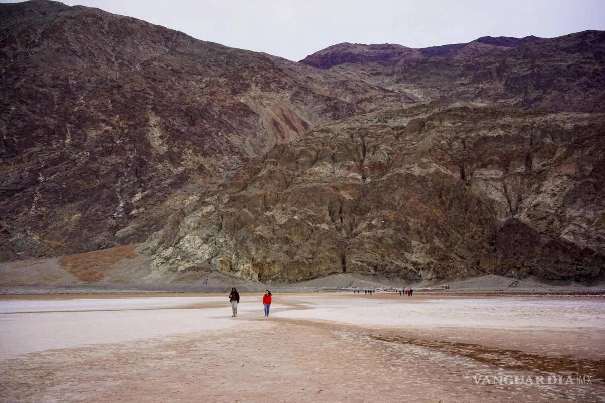 $!Fotografía cedida por el Servicio de Parques Nacionales (NPS) que muestra a personas caminando en el Parque Nacional del Valle de la Muerte.