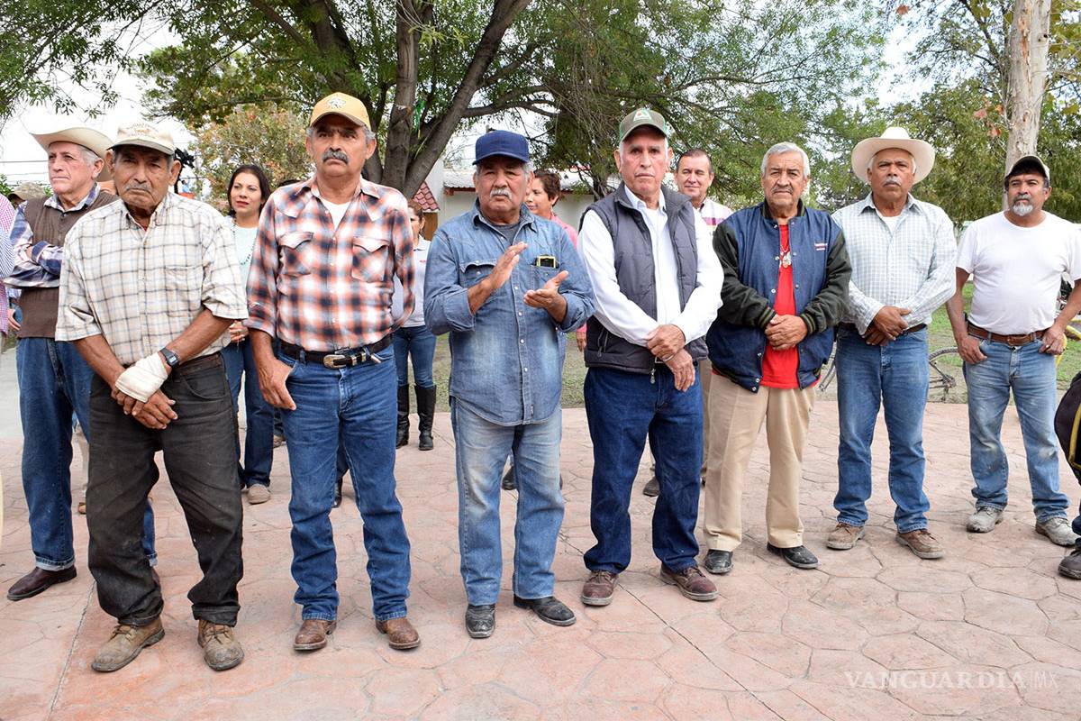 Entregan semilla de avena a productores del municipio de Nava