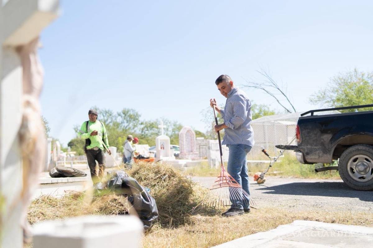 Encabeza alcalde de Sabinas labores de limpieza en panteones
