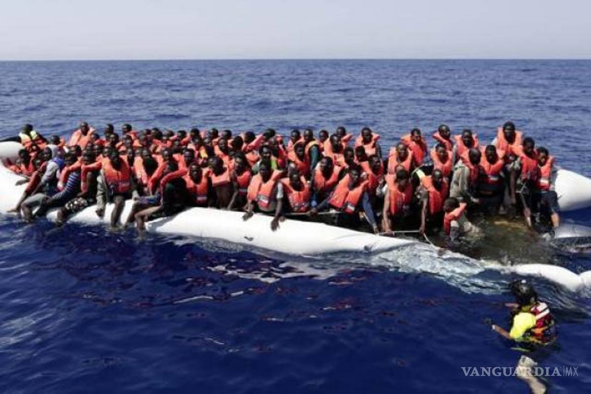 Secuestran mujeres y niños, tras desinflarse balsa de migrantes en Libia