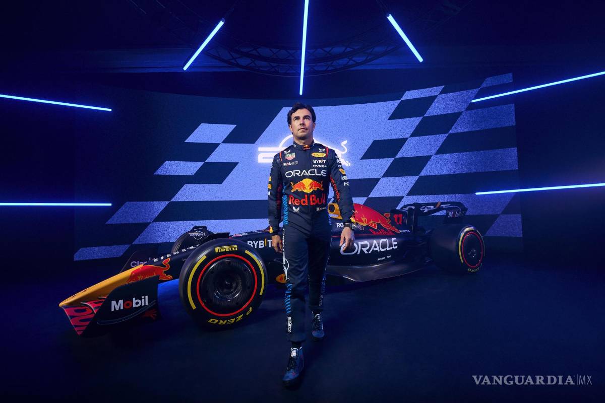 Checo Pérez presume nuevo monoplaza de Red Bull rumbo a la Fórmula 1 2024
