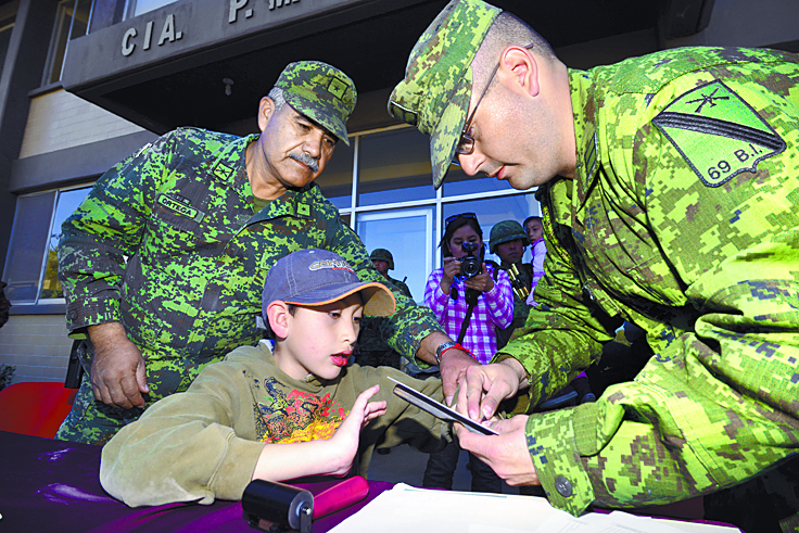 Disfrutan niños ser soldados por un día