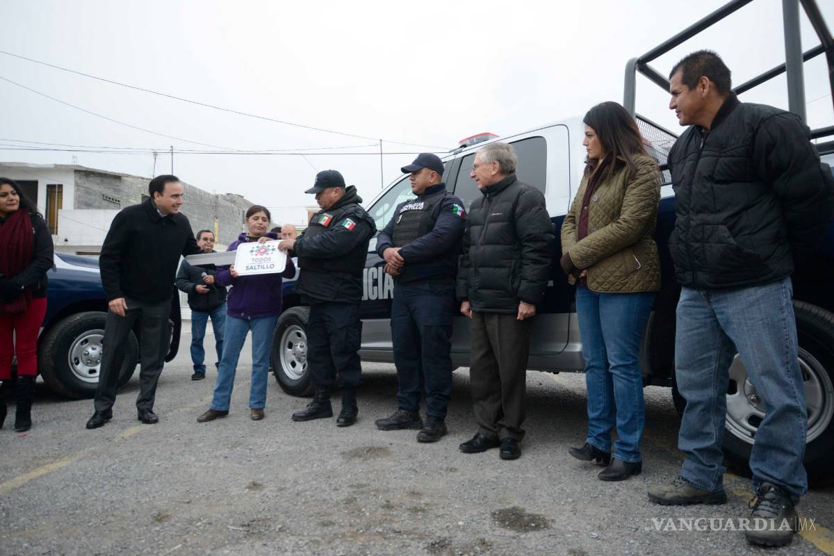 Entrega Alcalde de Saltillo patrullas en la colonia Mirasierra