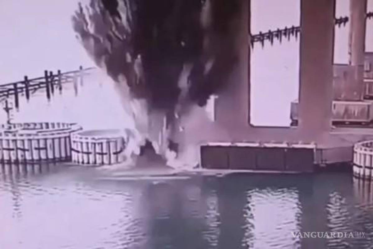 Ucrania destruye el único puente que conecta Rusia con Crimea y corta una línea de suministro crucial