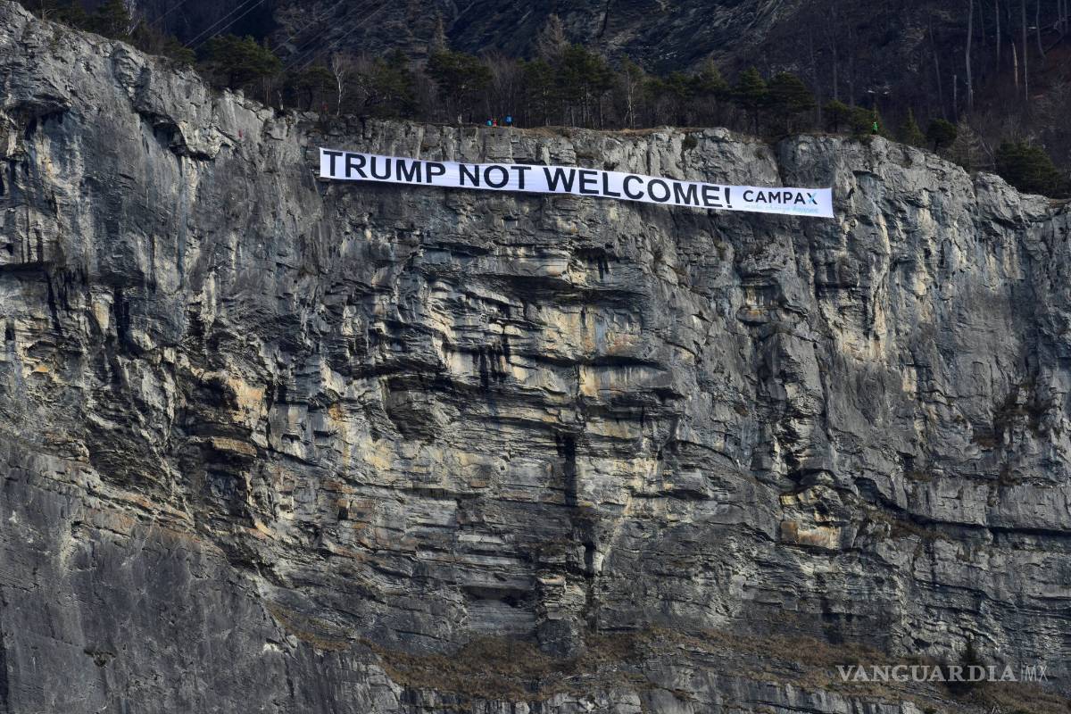 Despliegan pancarta gigante contra la llegada de Trump a Davos