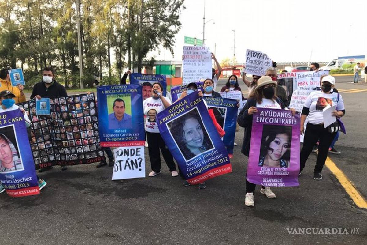 $!Reciben con protestas a AMLO en Xalapa, familiares de desaparecidos y médicos