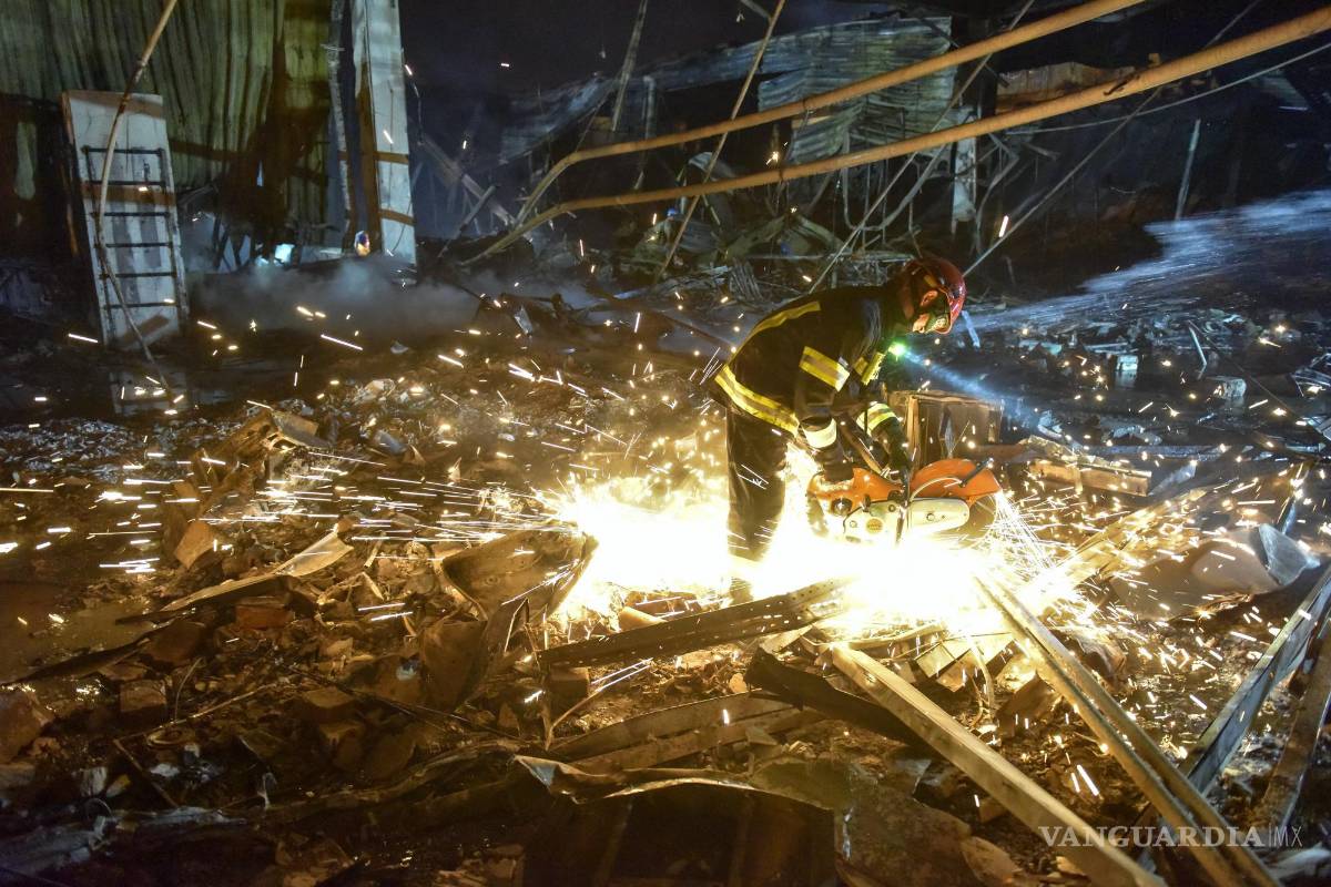 Rescatistas buscan víctimas en centro comercial ucraniano bombardeado por Rusia