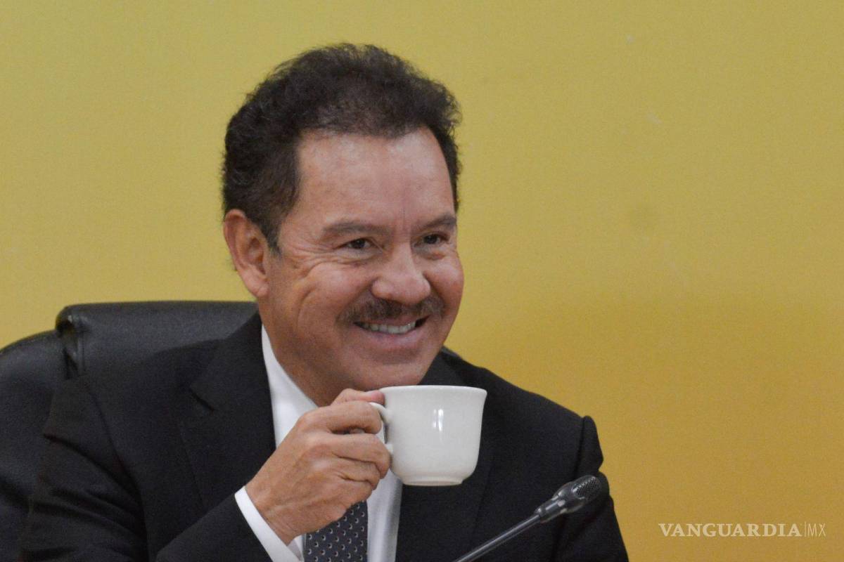 Se lanza Mier Velazco contra Oxxo; critica su esquema “fraudulento, mentiroso y abusivo”