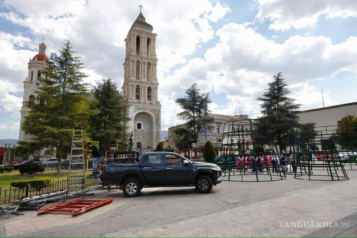 Arranca el montaje del pino navideño para ‘Villa Magia 2025’ en Saltillo
