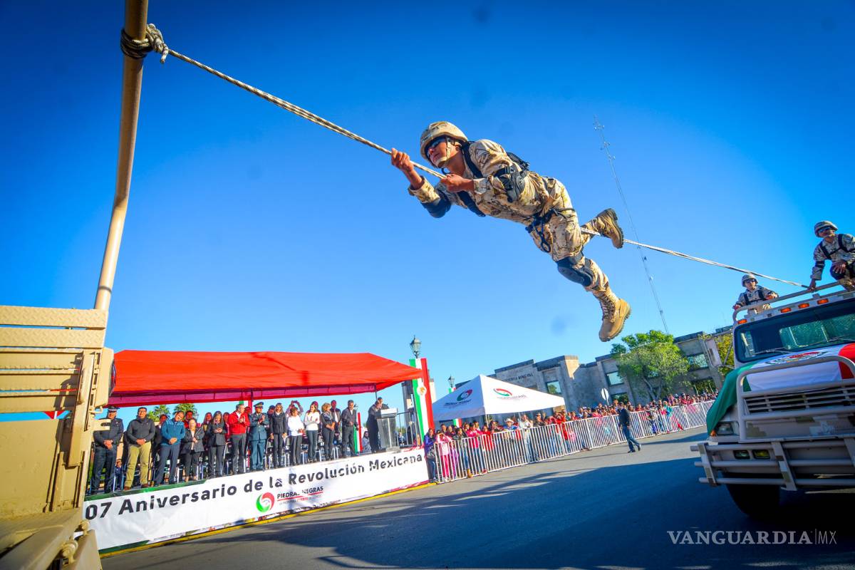 Gran participación en el magno desfile por Aniversario de la Revolución Mexicana en Piedras Negras