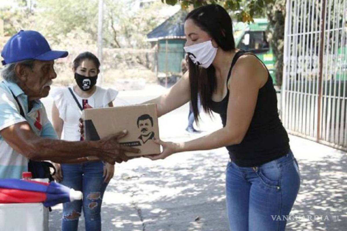 Hija del 'Chapo' Guzmán ignora a autoridades, repartió despensas y juguetes