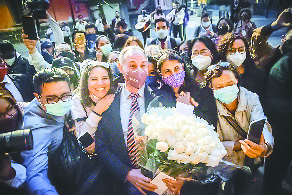 Con mariachi y flores, López-Gatell despide las conferencias