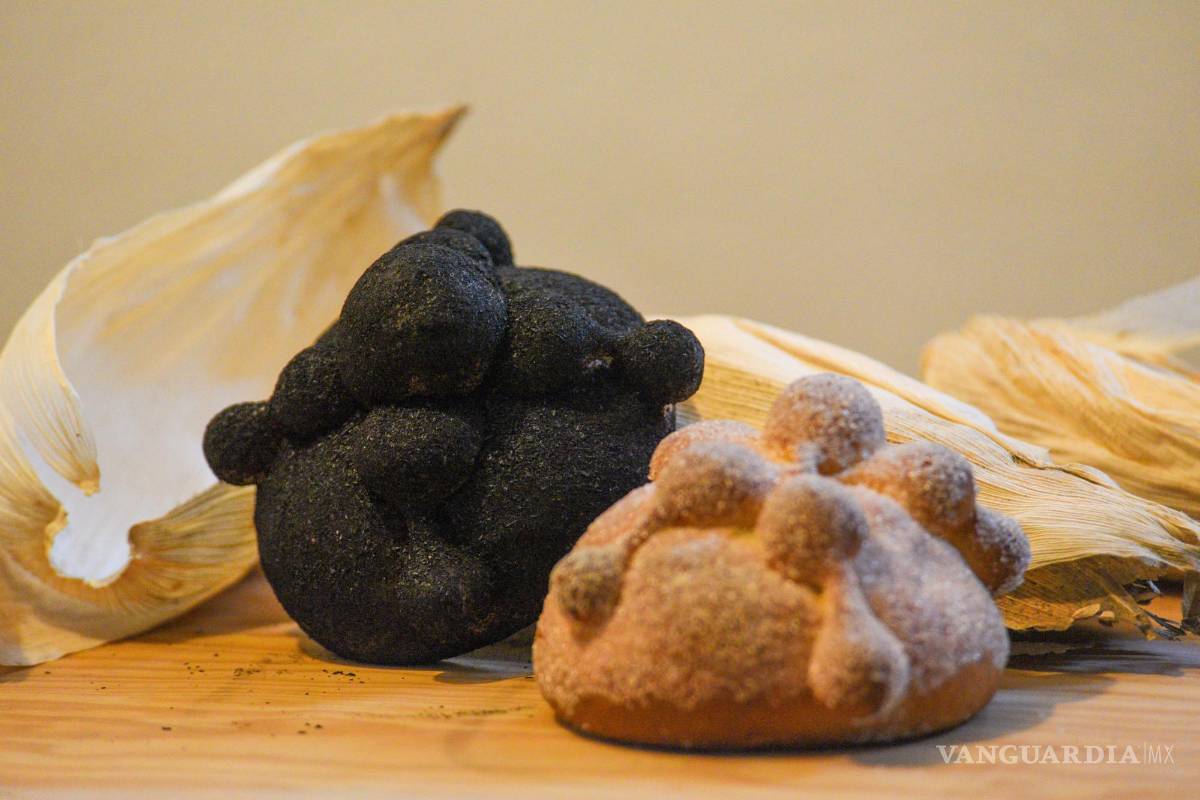 $!Karina Enríquez y Erick Cerezo en su búsqueda por rescatar las tradiciones mexicanas e impulsar la economía local desde hace 5 años elaboran pan de muerto, uno es negro, y tiene cenizas de Totomoxtle, y también tienen rellenos, los cuales están inspirados en lo que se pone en el altar, como dulce de camote y piña, guayaba, crema de café y curado de mandarina y cempasúchil.