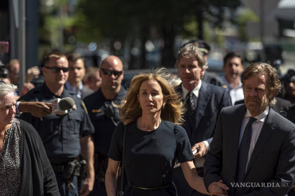 Felicity Huffmann va dos semanas a prisión por soborno universitario