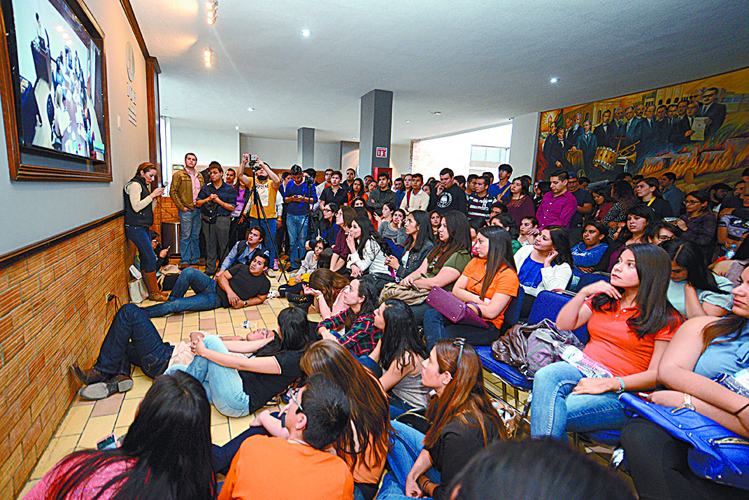 Pone renuncia en la mesa Director de la Facultad de Jurisprudencia