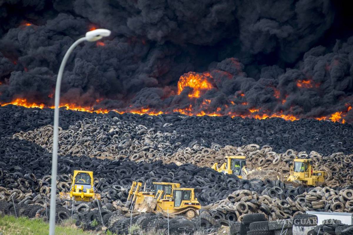 Desalojan a 9 mil por incendio en depósito de llantas cerca a Madrid