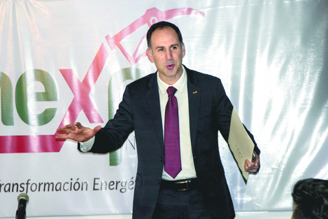 Mexicanos compran gasolina en EU