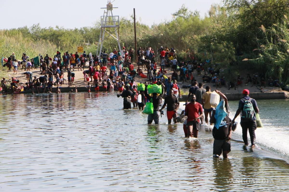 A orilla del río esperan miles asilo en Estados Unidos