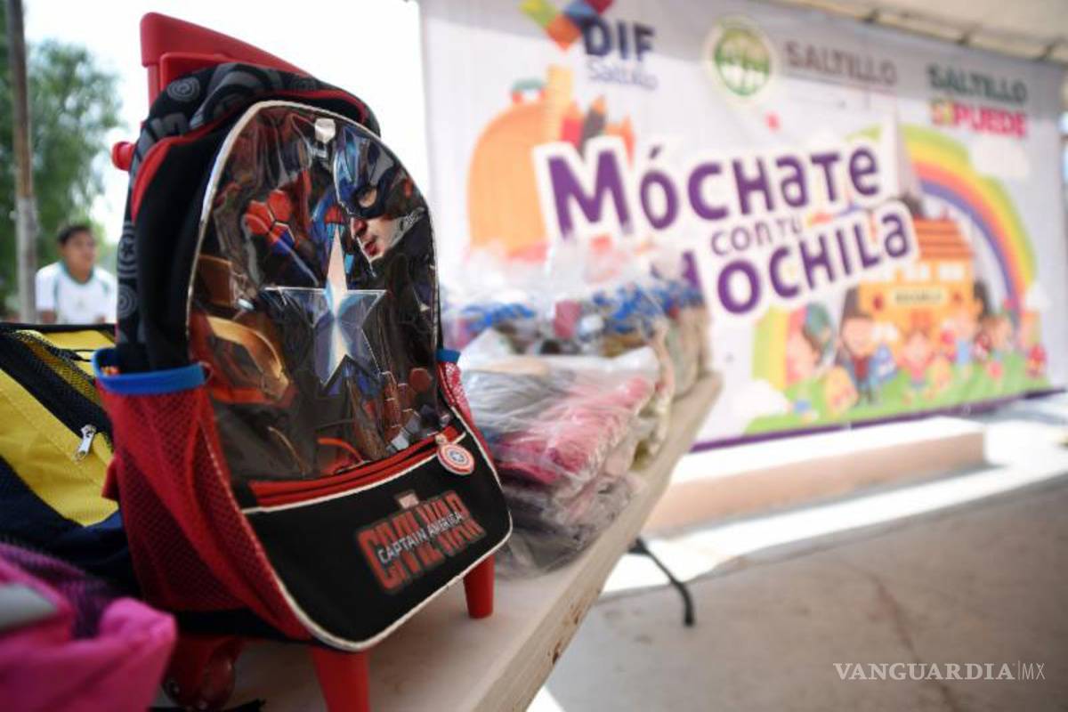 Regalan mochilas niños de Saltillo a alumnos de escuelas ejidales