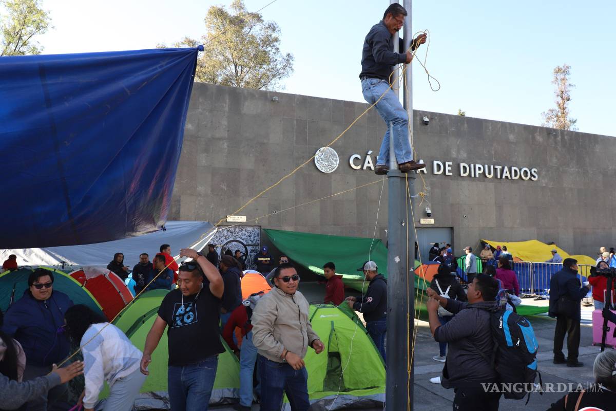 $!Maestros de CNTE colocaron un plantón afuera de la Cámara de Diputados como parte de su paro laboral de 48 horas.