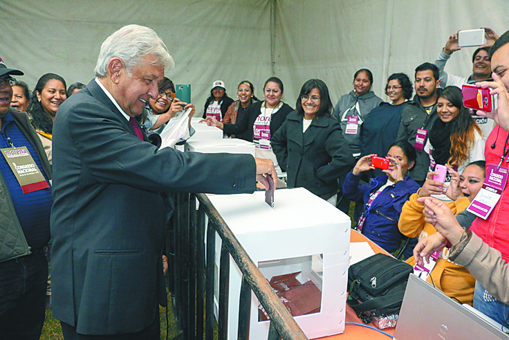 Sin votación, AMLO es nombrado el nuevo líder de Morena