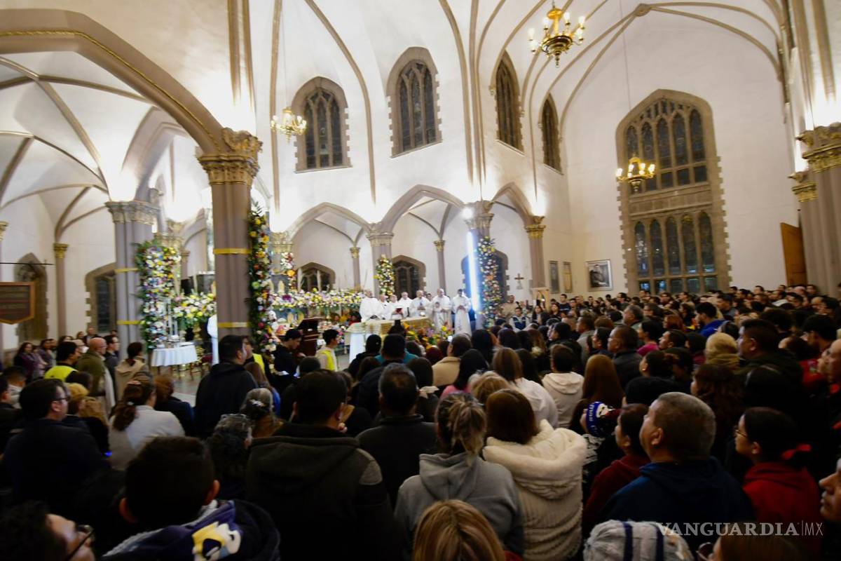 Entre flores, plegarias y ‘Mañanitas’, fieles celebran a la Virgen de Guadalupe, en Saltillo
