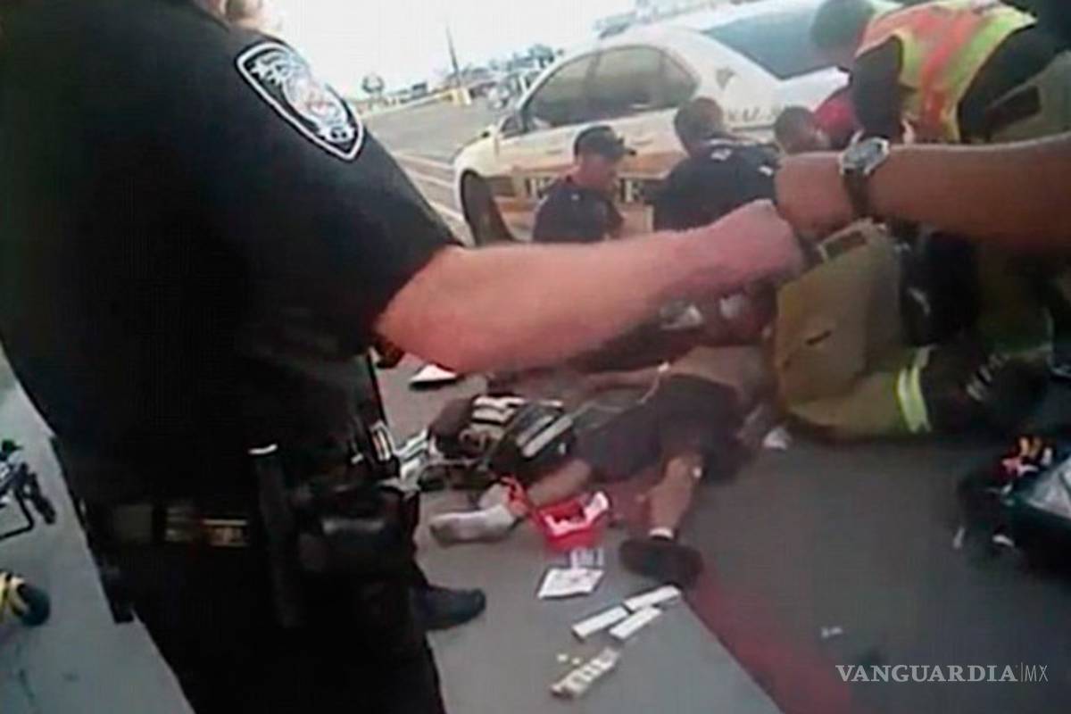 Policías chocan puños ante el cádaver de un detenido; video causa indignación