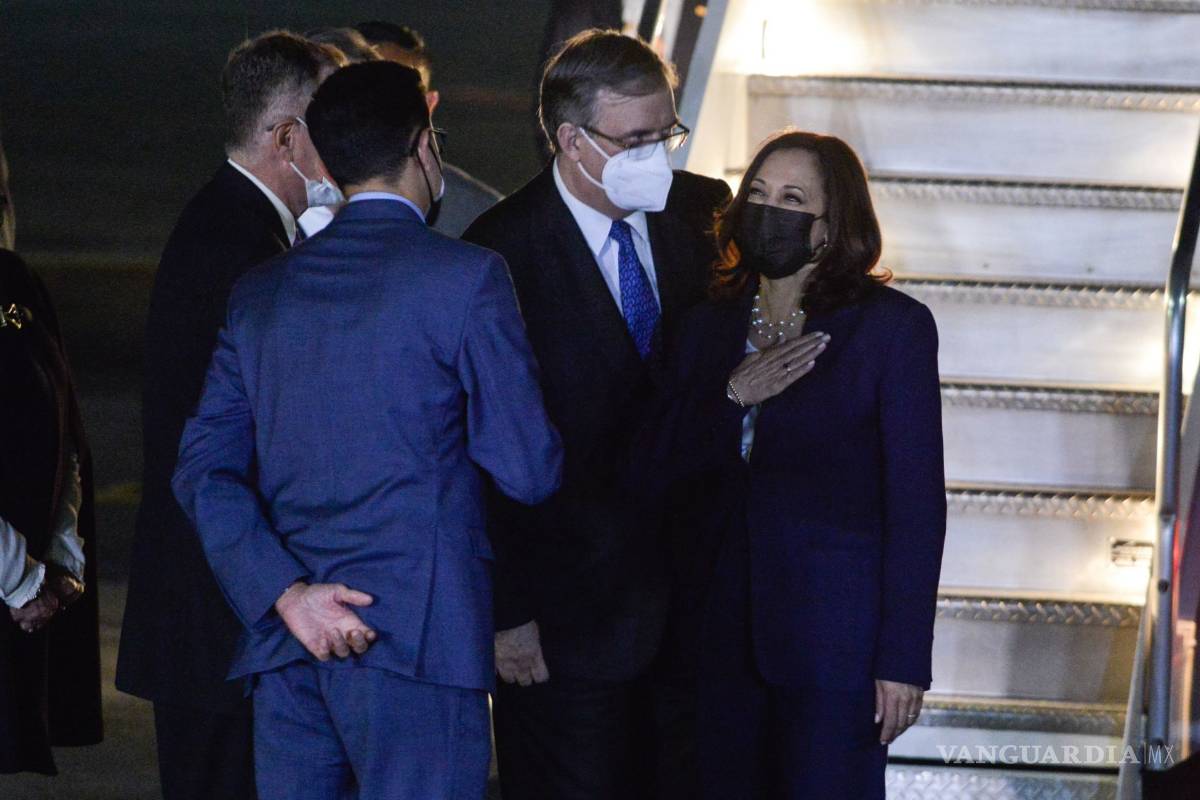 Kamala Harris mira a México para frenar migración a EU