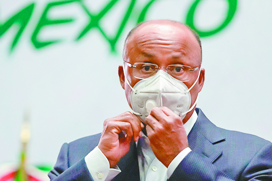 Reportan grave a René Juárez por recaída de COVID