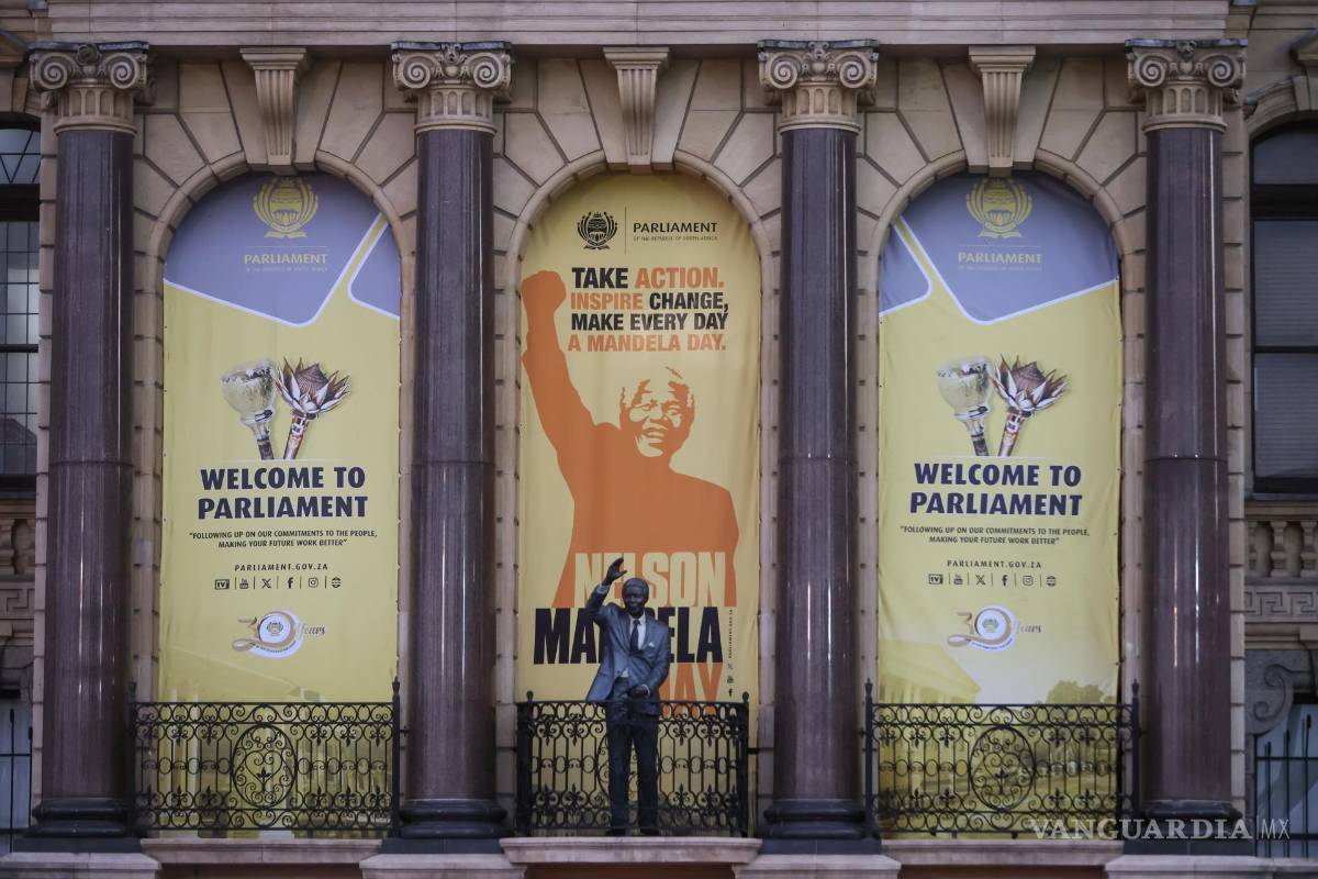 Nelson Mandela, el hombre que olvidó sus gafas dentro de la cárcel al ser liberado