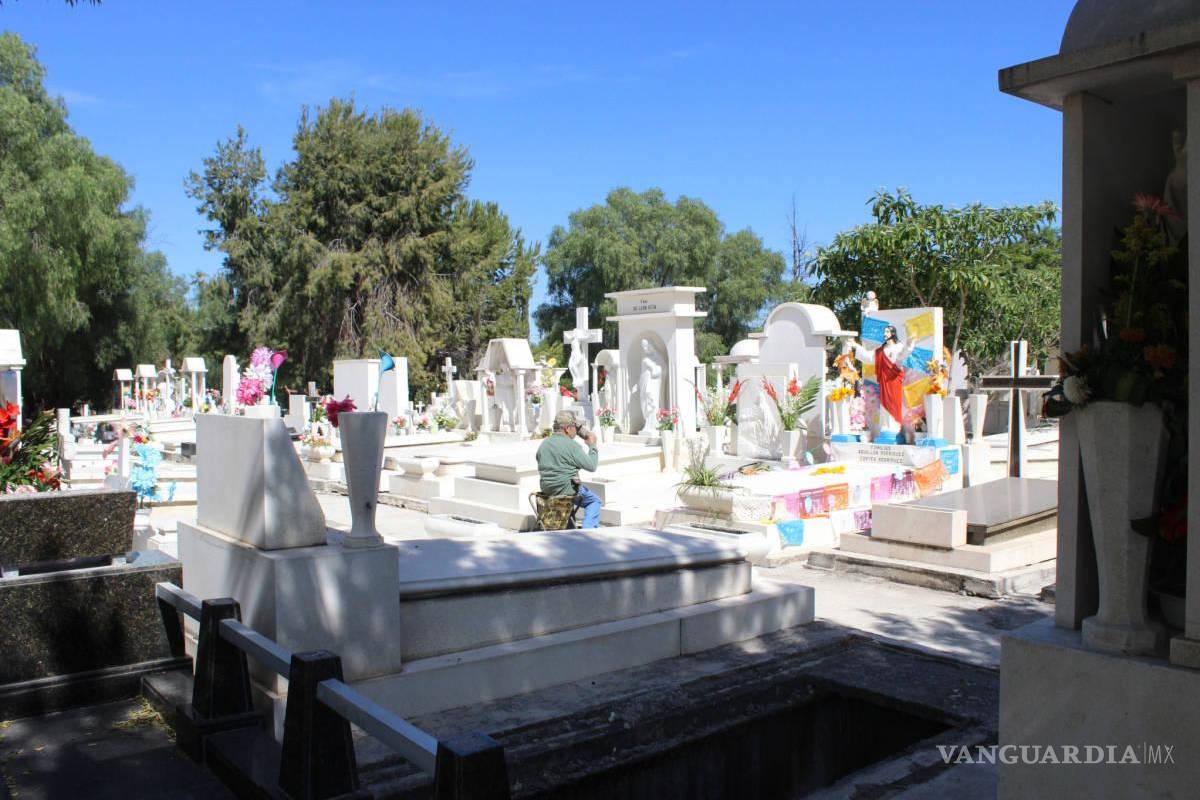 Mujer pierde el equilibrio y cae en fosa mientras limpiaba en panteón de Saltillo; queda grave