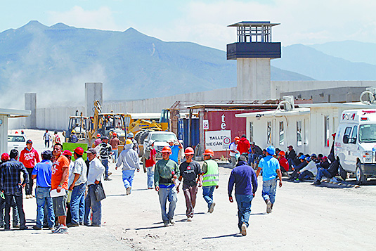 Sigue el mal trato a albañiles en Cefereso; no tienen servicio médico