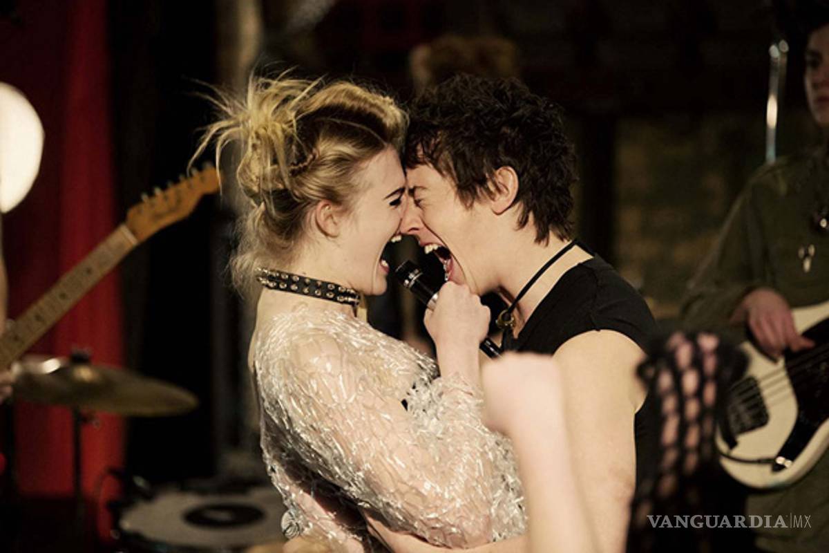 La moraleja de su romance es cursi y obvia a más no poder: rebelarse contra el sistema y el amor como revolución...