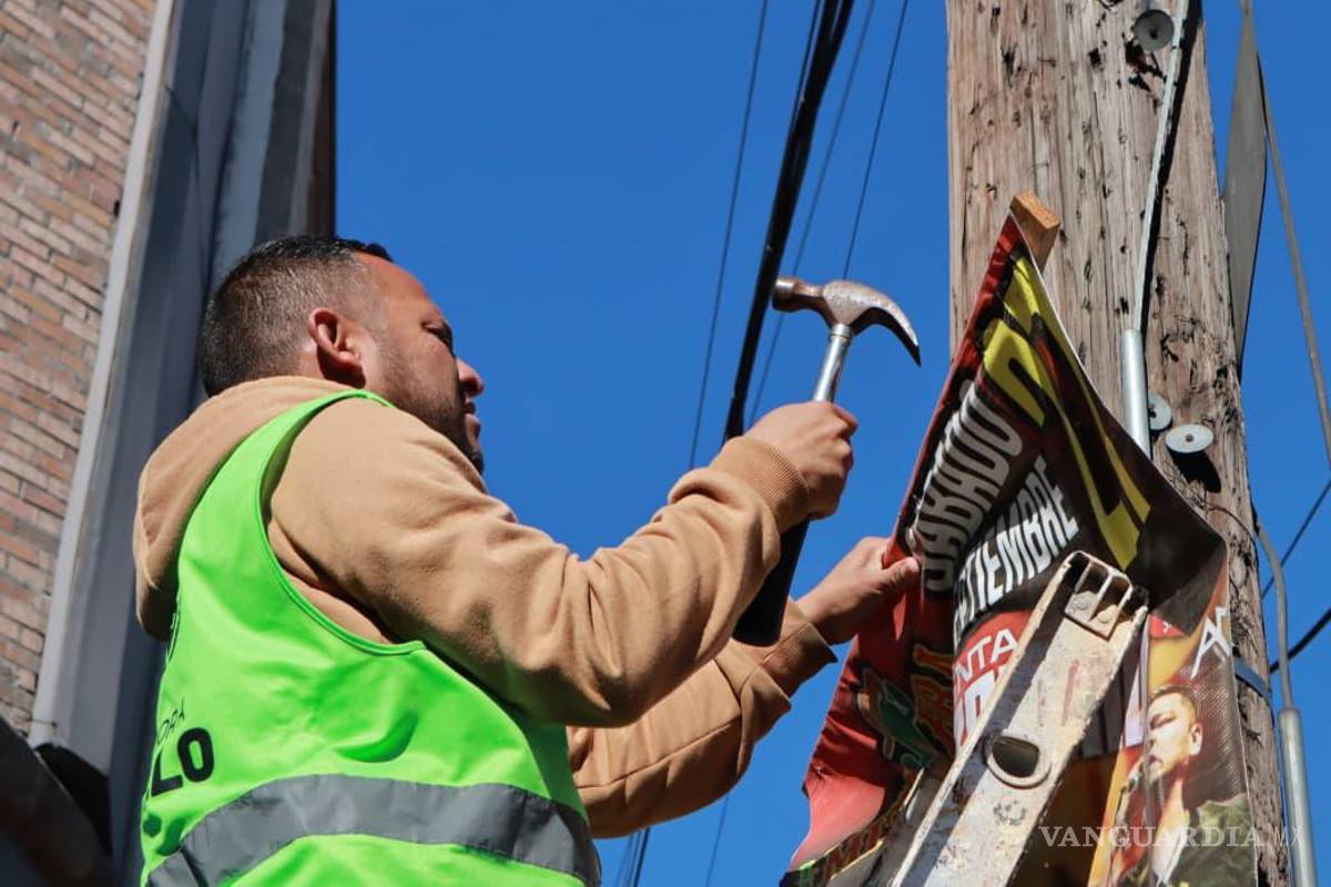 $!Se retiraron anuncios colocados sin autorización en postes y señalamientos para mejorar la seguridad peatonal y vial.