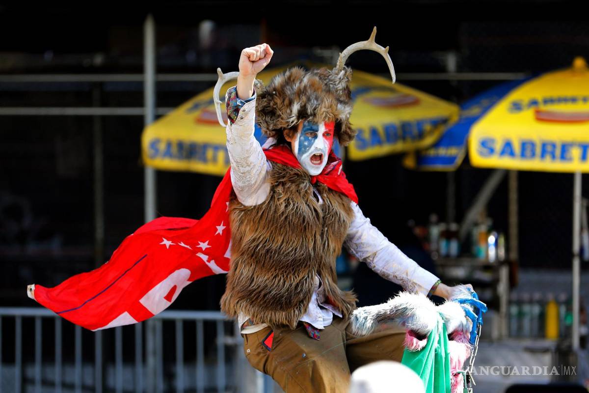 $!Un manifestante que apoya a Donald Trump anda en bicicleta frente al Tribunal Penal de Nueva York antes de una posible acusación contra de Donald Trump.