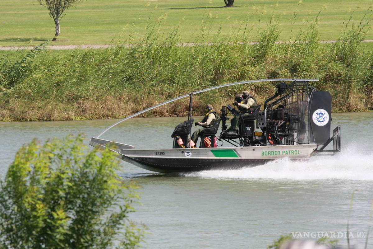 Fallece menor al intentar cruzar el rio Bravo, agentes rescatan a dos personas en accidente