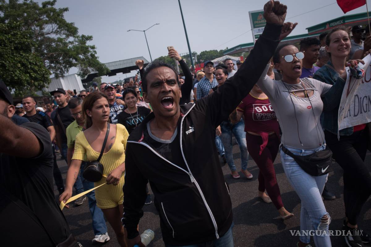 Inician 300 cubanos ‘Viacrucis’ hacia EU