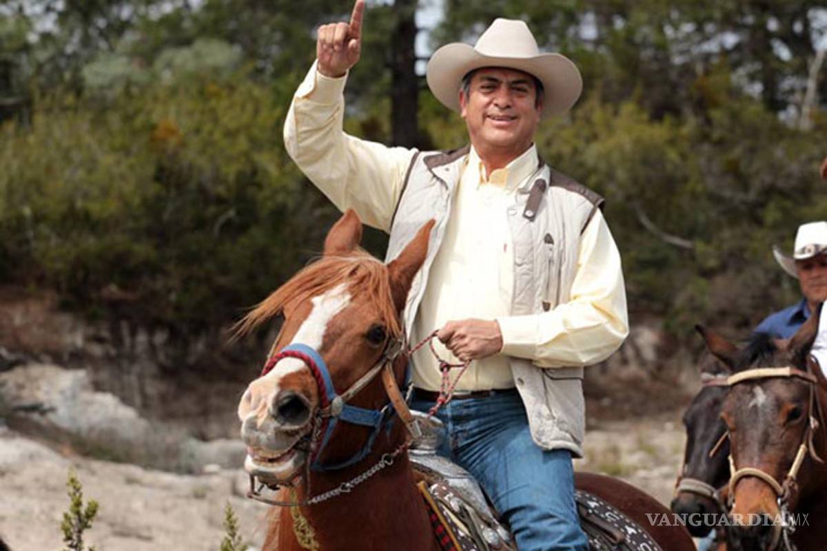 El Bronco encabeza cabalgata a la Arena Monterrey