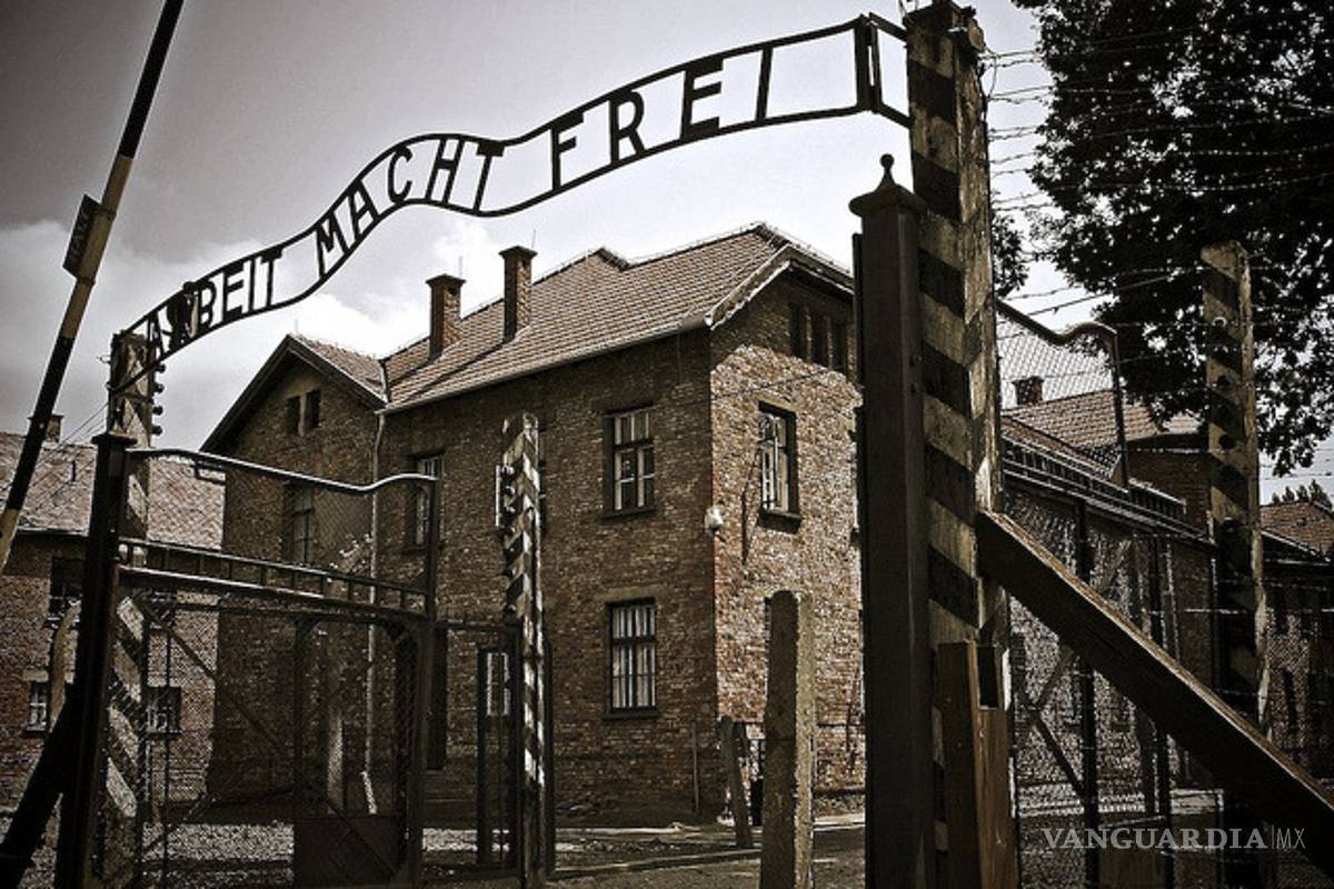 Turistas dañan puerta de Auschwitz