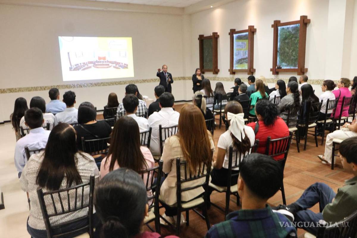 $!Ayer martes los jóvenes fueron recibidos por personal del Congreso.