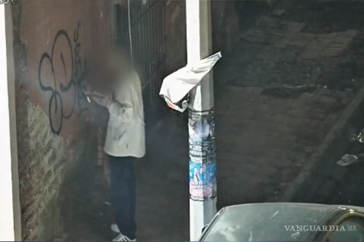 Captan por cámaras del C2 a hombre grafiteando y es detenido en el Centro de Saltillo (video)