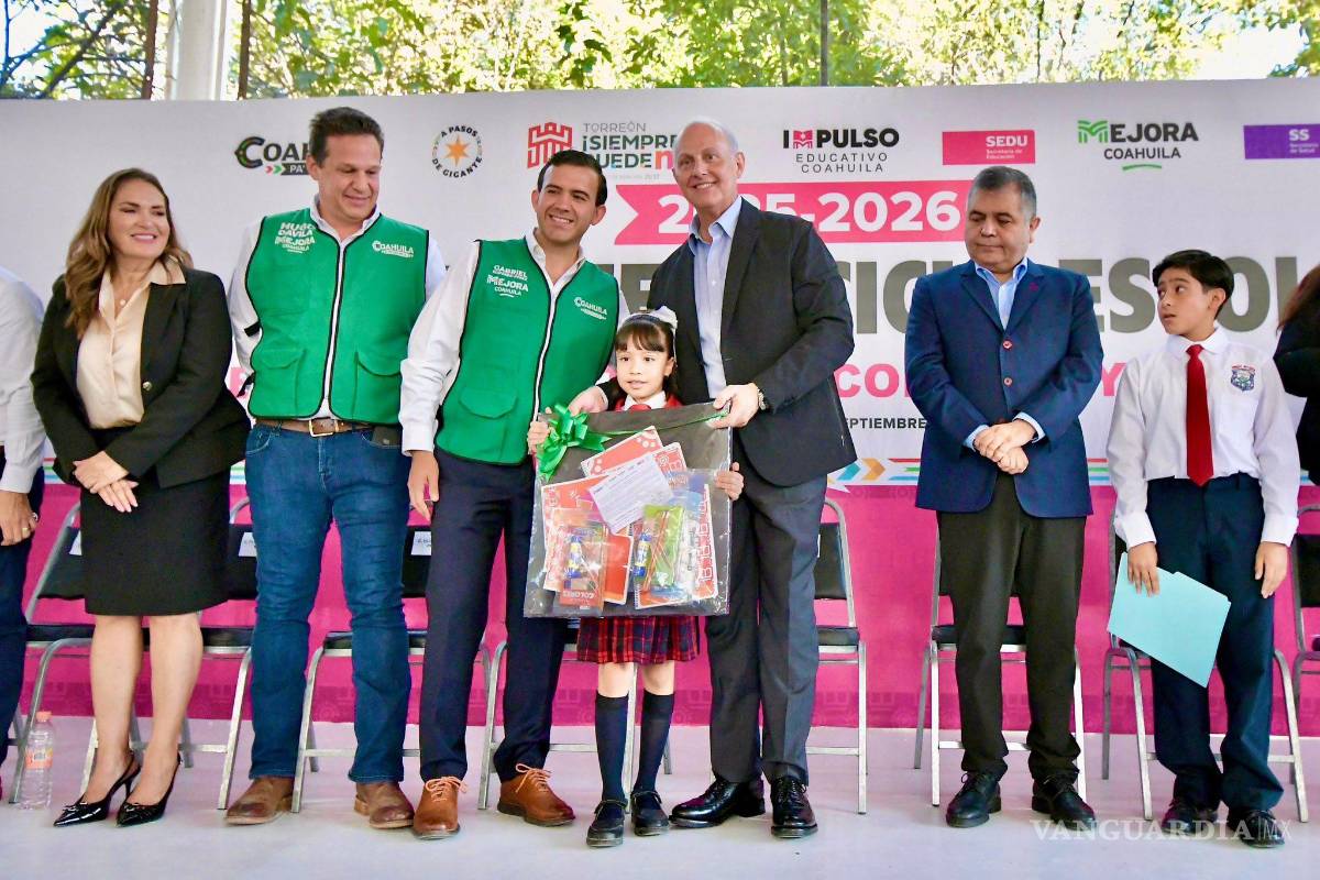 Mejora Coahuila entrega en Torreón útiles escolares, uniformes y calzado a alumnos del nivel básico
