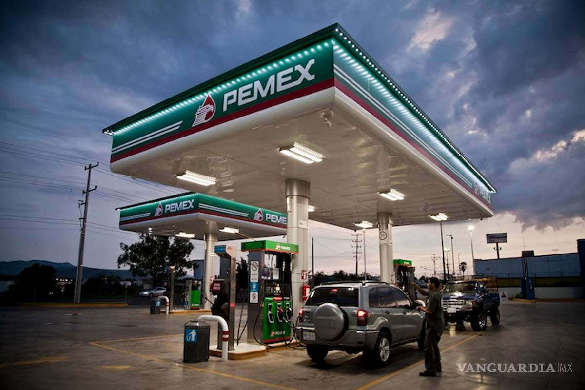 Pemex vende gasolinas 50% más baratas en EU; aquí le pagamos IEPS, IVA, y al líder sindical Romero Deschamps…