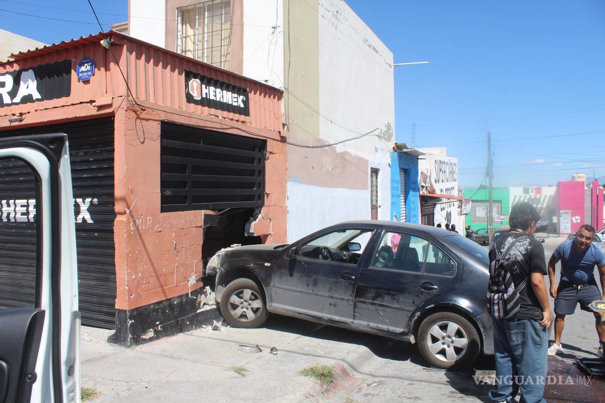 $!El percance ocurrió cuando el joven invadió el carril de una vagoneta Peugeot al intentar dar una vuelta pronunciada.