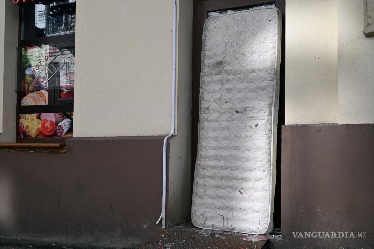 $!En la imagen, tienda asaltada en Kiev con un colchón para tapar la puerta. EFE/Ignacio Ortega