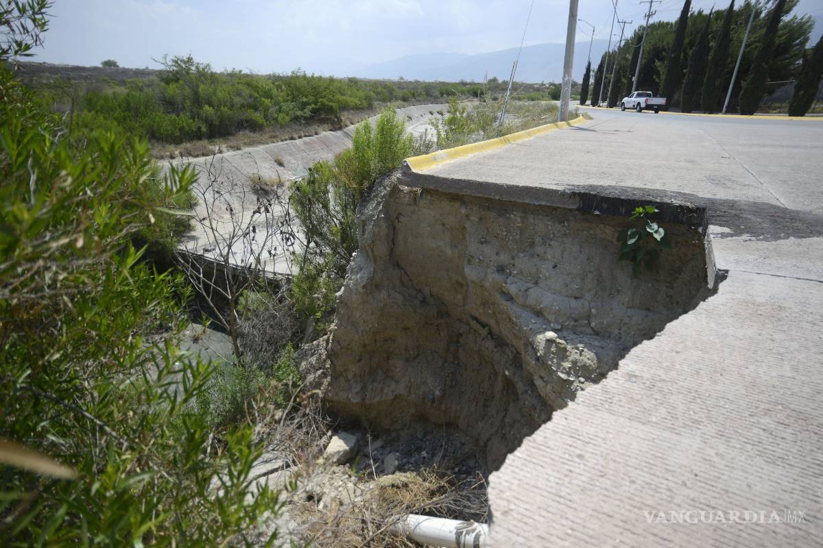 Enormes socavones destruyen calle en Centro Metropolitano de Saltillo